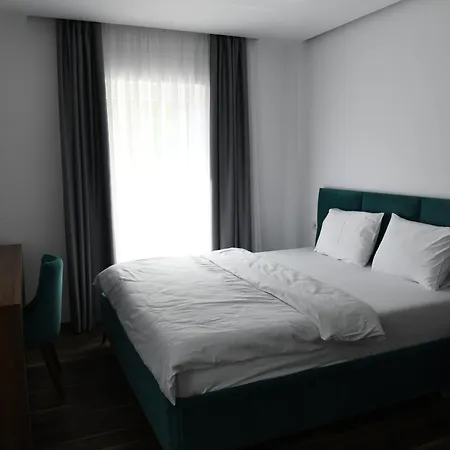 Two Brothers B A&s Bar & Restaurant ולבונה