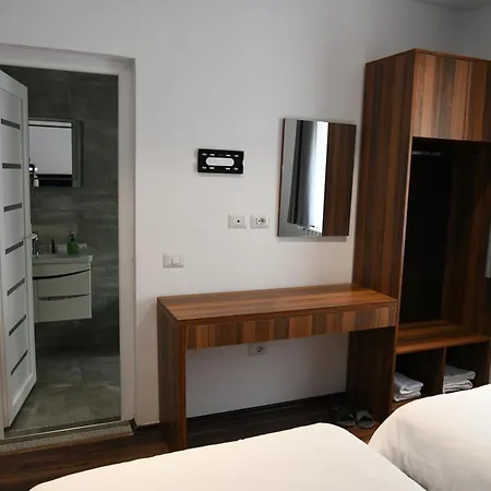 Two Brothers B A&s Bar & Restaurant ולבונה