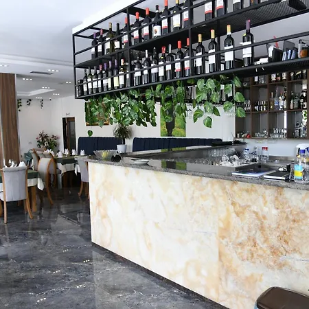 Two Brothers B A&s Bar & Restaurant ולבונה