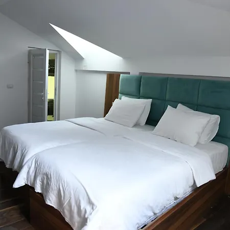 Two Brothers B A&s Bar & Restaurant מלון ולבונה