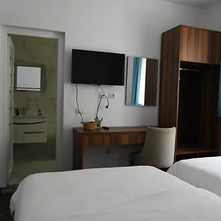 Two Brothers B A&s Bar & Restaurant מלון