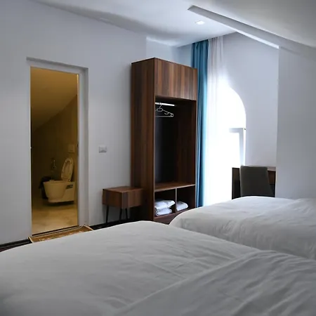 Two Brothers B A&s Bar & Restaurant Ξενοδοχείο Βαλμπόνα