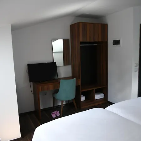 Hotel Two Brothers B A&s Bar & Restaurant