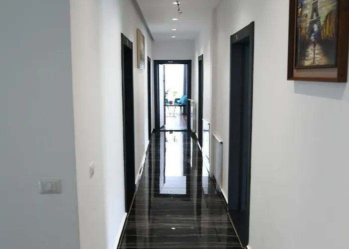 Two Brothers B A&s Bar & Restaurant * Βαλμπόνα